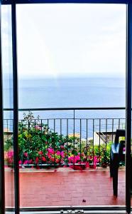 un balcón con vistas al océano y a las flores en Villa Grace Amalfi seaview, en Amalfi