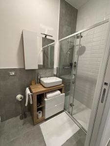 un bagno con lavandino e doccia di Pinturicchio 21 a Milano