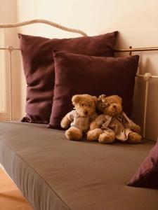 due orsacchiotti seduti sopra un letto di 'Southfield': Stylish & Quiet in Bruges a Bruges
