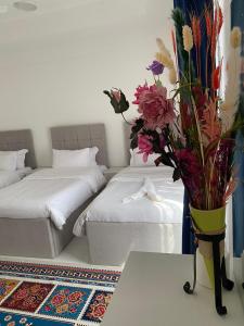 Postel nebo postele na pokoji v ubytování ANTIKA HOTEL / انتيكا للشقق الفندقيه