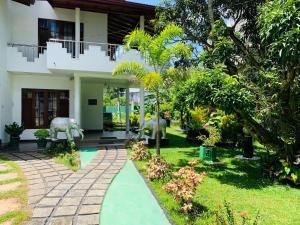 Κήπος έξω από το Elysian home villa