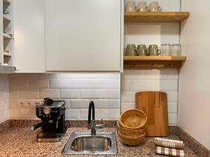 a kitchen with a sink and a counter top at Estudio Céntrico con Entrada Privada - Self Check-in HAZA ROYAL in Granada