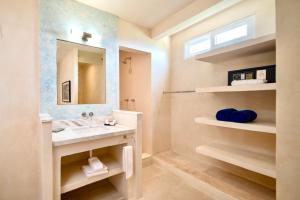 un bagno con lavandino e specchio di Casa Coco by Coco B Isla a Isla Mujeres