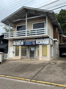 ein Gebäude mit einem Balkon an der Seite in der Unterkunft Refúgio Gramado: Seu Lar Temporário na Cidade dos Sonhos in Gramado