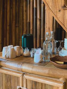 Příslušenství pro přípravu čaje a kávy v ubytování Alamvaya Bali Bamboo House