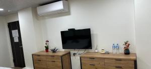 TV a/nebo společenská místnost v ubytování Fulong City B&B