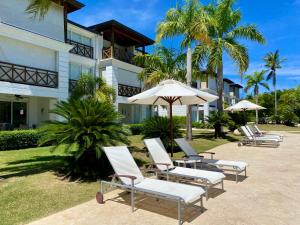 CantabriaにあるBlue View Beachfront Apartmentの建物前の椅子・傘