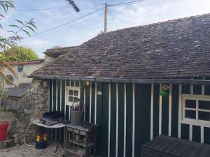 ButhiersにあるLa Beauvillière by Carlon Luxury Rentalsの屋根付きの緑と白の小屋