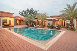 Bazén v ubytování Kan & Kan Luxury Pool Villa Hua Hin with all bathtub nebo v jeho okolí