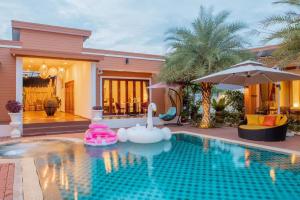 Bazén v ubytování Kan & Kan Luxury Pool Villa Hua Hin with all bathtub nebo v jeho okolí