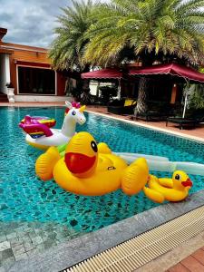 Bazén v ubytování Kan & Kan Luxury Pool Villa Hua Hin with all bathtub nebo v jeho okolí