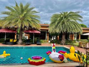 Bazén v ubytování Kan & Kan Luxury Pool Villa Hua Hin with all bathtub nebo v jeho okolí