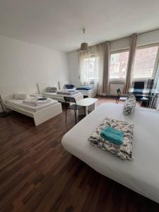 Großes Zimmer mit 2 Betten und einem Sofa in der Unterkunft Big Apartments in Dortmund