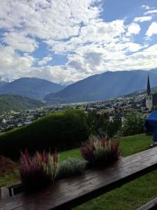 Vista generica sulle montagne o vista sulle montagne dall'interno dell'appartamento
