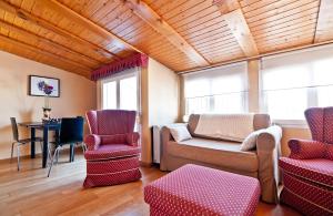 a living room with a couch and some chairs at Puerta del Sol VI in Madrid