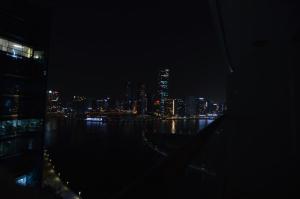 Una vista general de Dubái o una vista desde la ciudad tomada desde el departamento