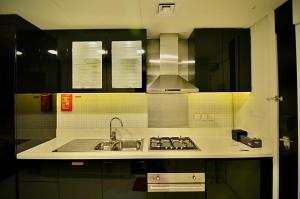 Una cocina o kitchenette en Stunning Studio with Infinity Pool , Canal View , Gym & Free Parking