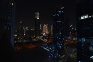Una vista general de Dubái o una vista desde la ciudad tomada desde el departamento