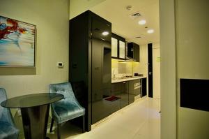Una cocina o kitchenette en Stunning Studio with Infinity Pool , Canal View , Gym & Free Parking
