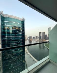 Una vista general de Dubái o una vista desde la ciudad tomada desde el departamento
