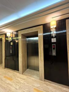 Foto de la galería de Stunning Studio with Infinity Pool , Canal View , Gym & Free Parking en Dubái