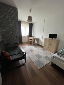 ein Wohnzimmer mit einem Sofa und einem Tisch mit einem Laptop in der Unterkunft Big Apartments in Dortmund