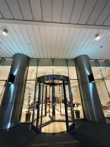 Foto de la galería de Stunning Studio with Infinity Pool , Canal View , Gym & Free Parking en Dubái