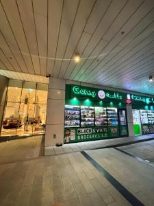 Un supermercado u otros negocios cerca del departamento u alrededores