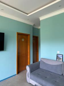 a living room with a couch and a tv at Farm River and Kanoe in Poliçan