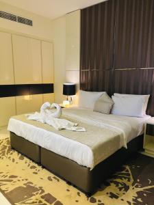 Una cama o camas en una habitación de Stunning Studio with Infinity Pool , Canal View , Gym & Free Parking 26 fotos más
