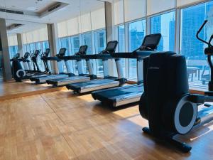 Gimnasio o equipamiento deportivo en Stunning Studio with Infinity Pool , Canal View , Gym & Free Parking