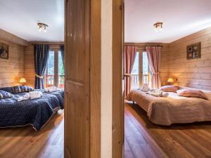Ένα ή περισσότερα κρεβάτια σε δωμάτιο στο Chalet 3 chambres avec spa et piscine, pied des pistes - FR-1-461-25 +25 φωτογραφίες