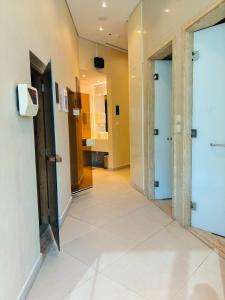 Un baño de Stunning Studio with Infinity Pool , Canal View , Gym & Free Parking