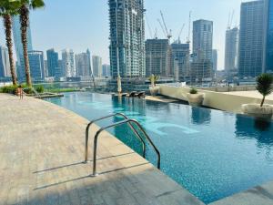 La pileta dentro o cerca de Stunning Studio with Infinity Pool , Canal View , Gym & Free Parking