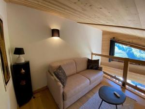 salon z kanapą i oknem w obiekcie Appart rénové 2* pour 6 pers. avec 2 salles d'eau et balcon sud - FR-1-458-178 w mieście Le Chinaillon