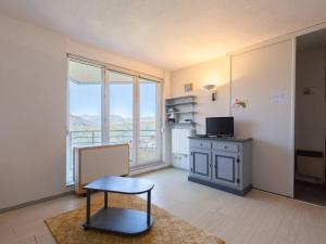 ein Wohnzimmer mit einem Tisch und ein Zimmer mit Aussicht in der Unterkunft Studio 4 pers, 50m navette pistes, commerces proches - FR-1-695-49 in Germ