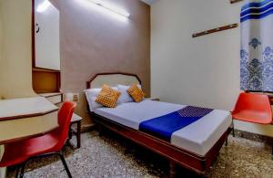 Hotel O New Aiswarya房間的床
