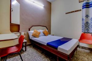 Hotel O New Aiswarya房間的床