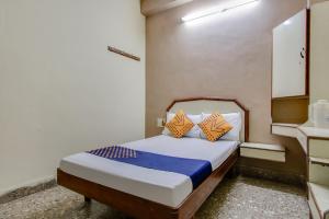 Hotel O New Aiswarya房間的床