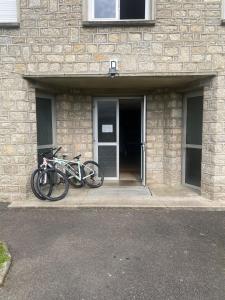 two bikes are parked in a brick building at Bienvenue chez Virginie in Pontorson