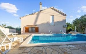 willa z basenem przed domem w obiekcie Awesome Home In Tinj With Jacuzzi w mieście Tinj