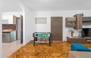Kuchnia lub aneks kuchenny w obiekcie Awesome Home In Tinj With Jacuzzi