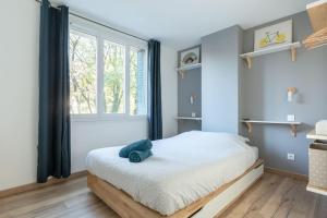 a bedroom with a bed and a window at L'aigle, Bel appartement Proche centre et parking in Grenoble