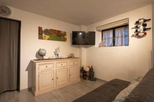 Casa Pina B&B في Spoltore: غرفة نوم بسرير وتلفزيون على الحائط