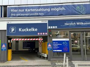 Zugang zu einem kyrkanalling-Krankenhaus mit einer Parkgarage in der Unterkunft Big Apartments in Dortmund