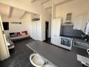 Η κουζίνα ή μικρή κουζίνα στο Villa T3 3/4 pers - Clim, WiFi, Parking - Port Leucate - FR-1-81-341