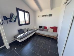 Ένα ή περισσότερα κρεβάτια σε δωμάτιο στο Villa T3 3/4 pers - Clim, WiFi, Parking - Port Leucate - FR-1-81-341