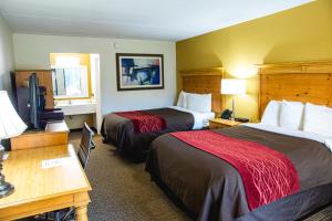 a hotel room with two beds and a desk at Grand Vista Hotel in Huntsville +13 photos