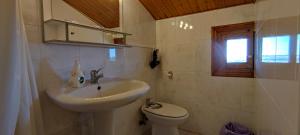 un baño con lavabo e inodoro en Viviendas Uso Turisitico, Al BUHAR, en Torrejón del Rey