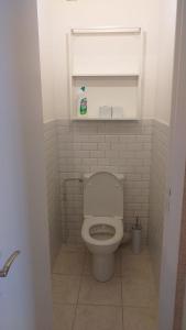 a bathroom with a white toilet in a room at Bienvenue chez Virginie in Pontorson